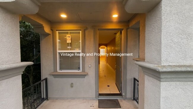Foto del edificio - 244 Lazy Ridge Ave