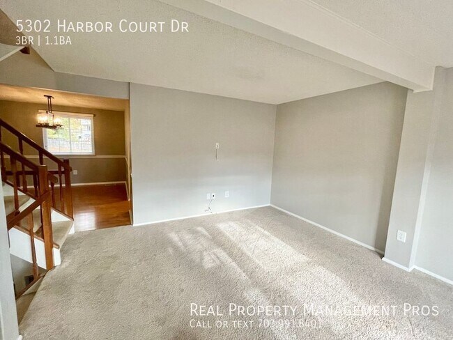 Building Photo - 3 BEDROOM TOWNHOME WITH SPA-LIKE PRIMARY S...