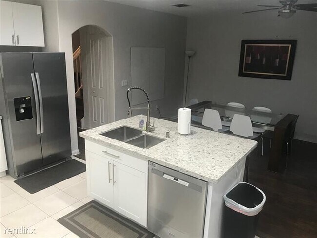 Building Photo - 4 br, 3.5 bath House - 2820 SW 84th Ter # 105