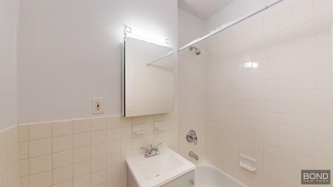 Building Photo - 318 E 89th St