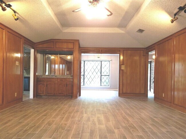 Building Photo - 1112 Post Oak Ln