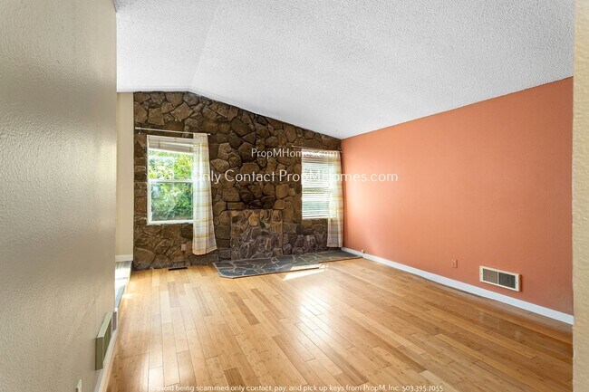 Foto del edificio - Updated 3 Bedroom Home with Hardwood Floors  - Many Fruit Trees!