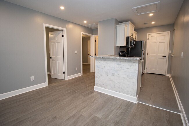 Foto del edificio - Downtown Columbia Renovated 2BR/1BA | Modern Finishes, Prime Location Near Five Points