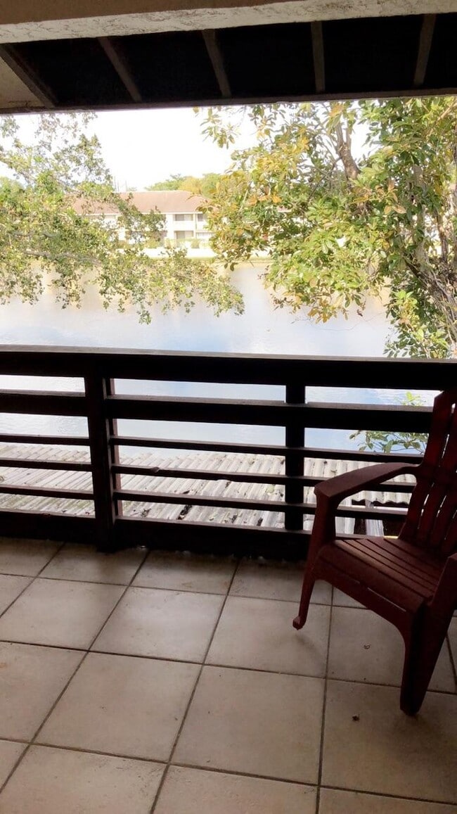 Foto del edificio - 615 NW 210th St
