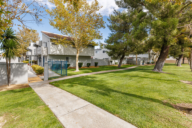 Foto del edificio - Woodlands West Townhomes