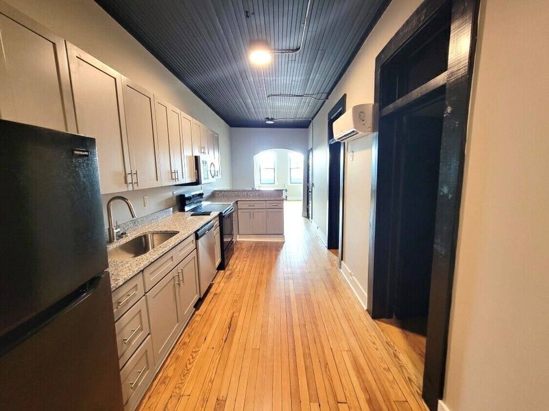 Primary Photo - Newly Renovated 2 Bedroom/2 Bathroom For Rent
