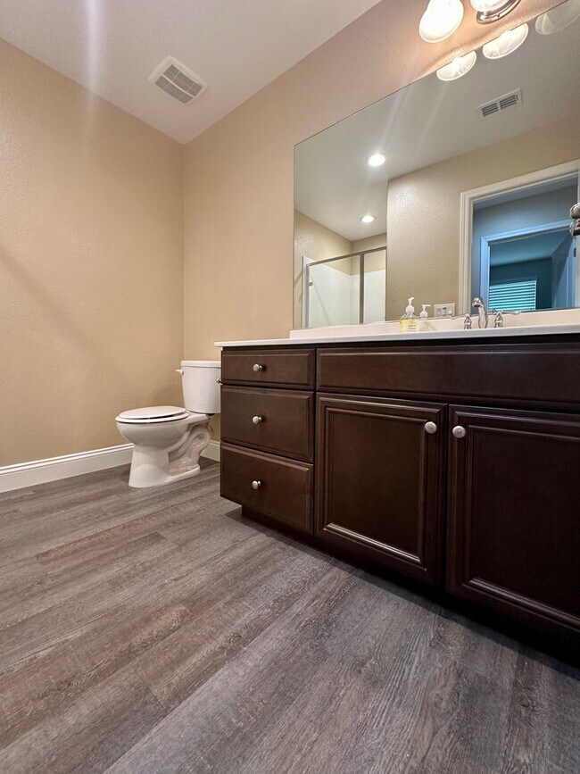 Building Photo - Gorgeous 4 Bedroom in Gated Community