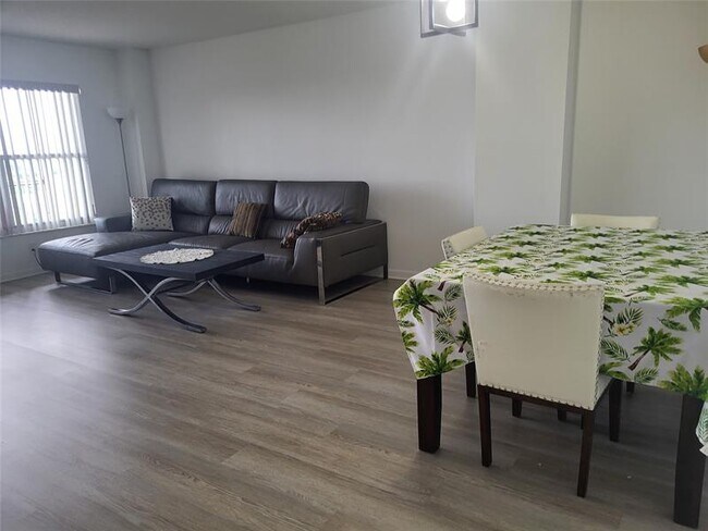 Foto del edificio - 10777 W Sample Rd