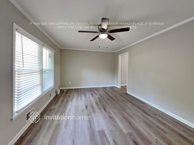 Building Photo - 3582 Highwood Dr SW