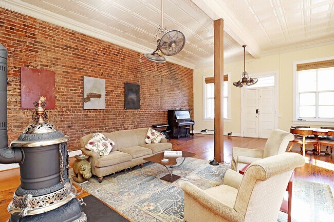 Foto del edificio - Beautifully Restored Ivy Residence, Fully Furnished with Utilities Included