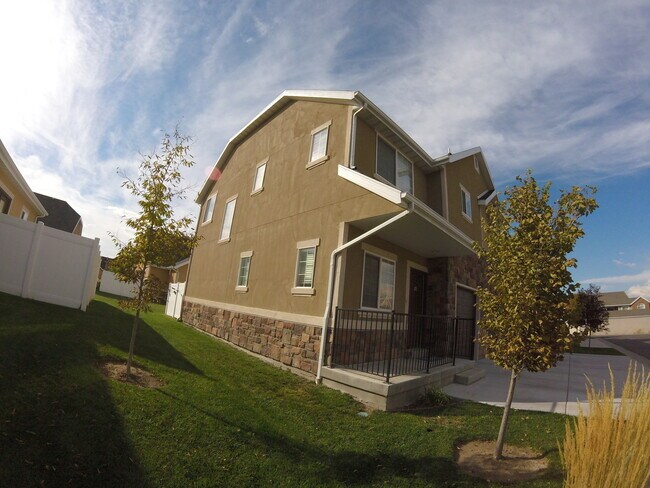 Building Photo - Beautiful Draper Town Home