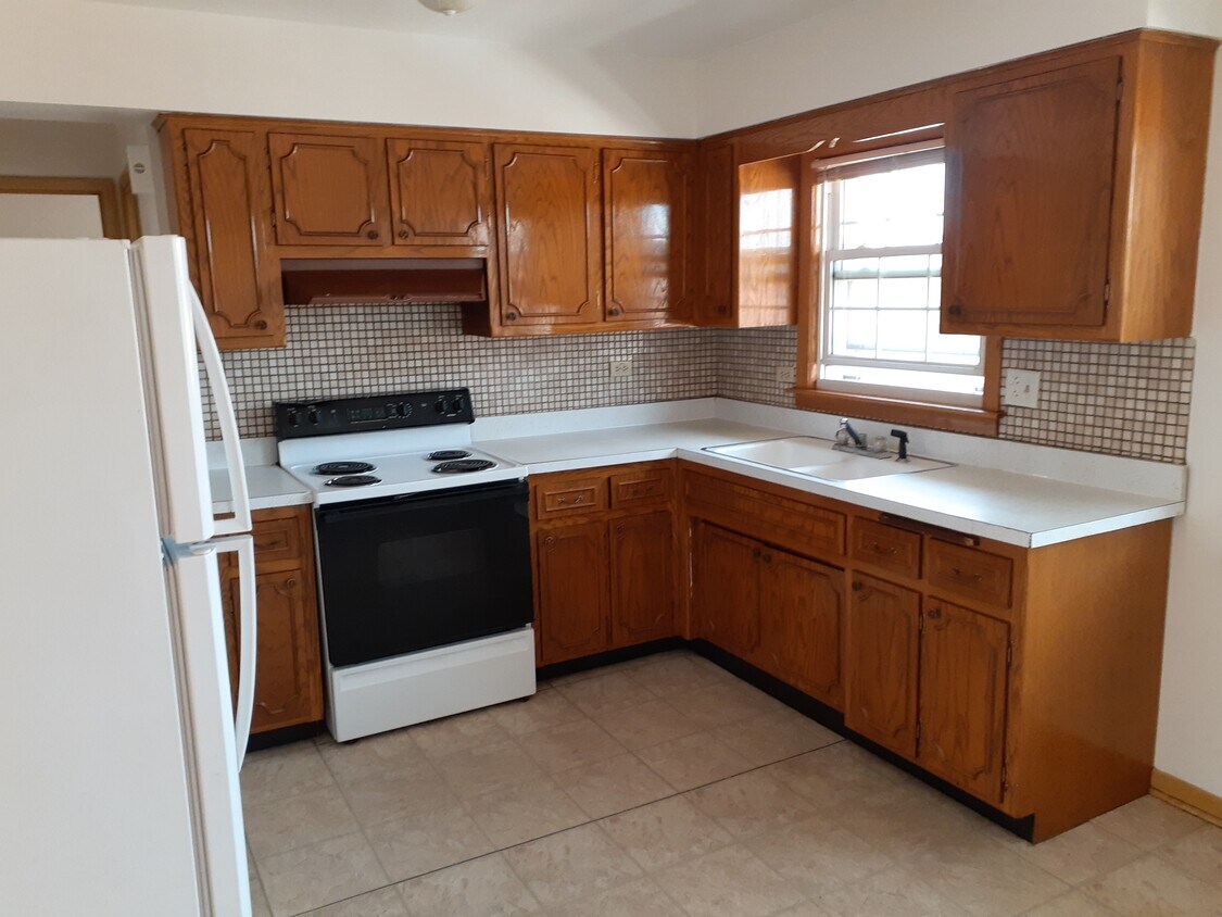 Kitchen - 9454 Glenlake Ave