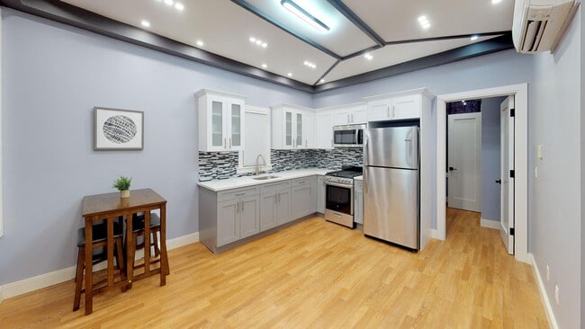 Building Photo - 256 Melrose St