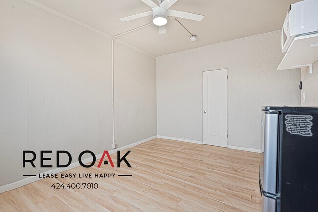 Building Photo - Delightful Bachelor with Lots of Natural S...