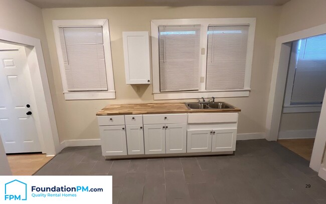 Foto del edificio - 1683 Walker Ave