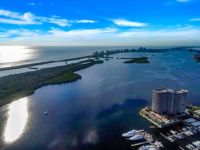 Foto del edificio - 134 Lakeshore Dr