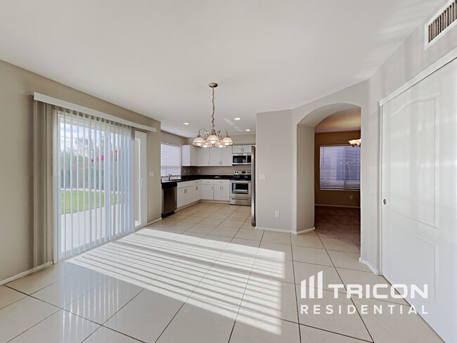 Foto del edificio - 655 E Lovegrass Dr