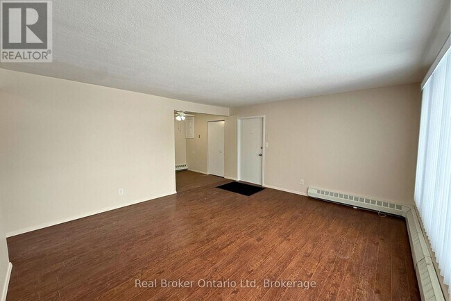 Photo du bâtiment - 301 West Street N