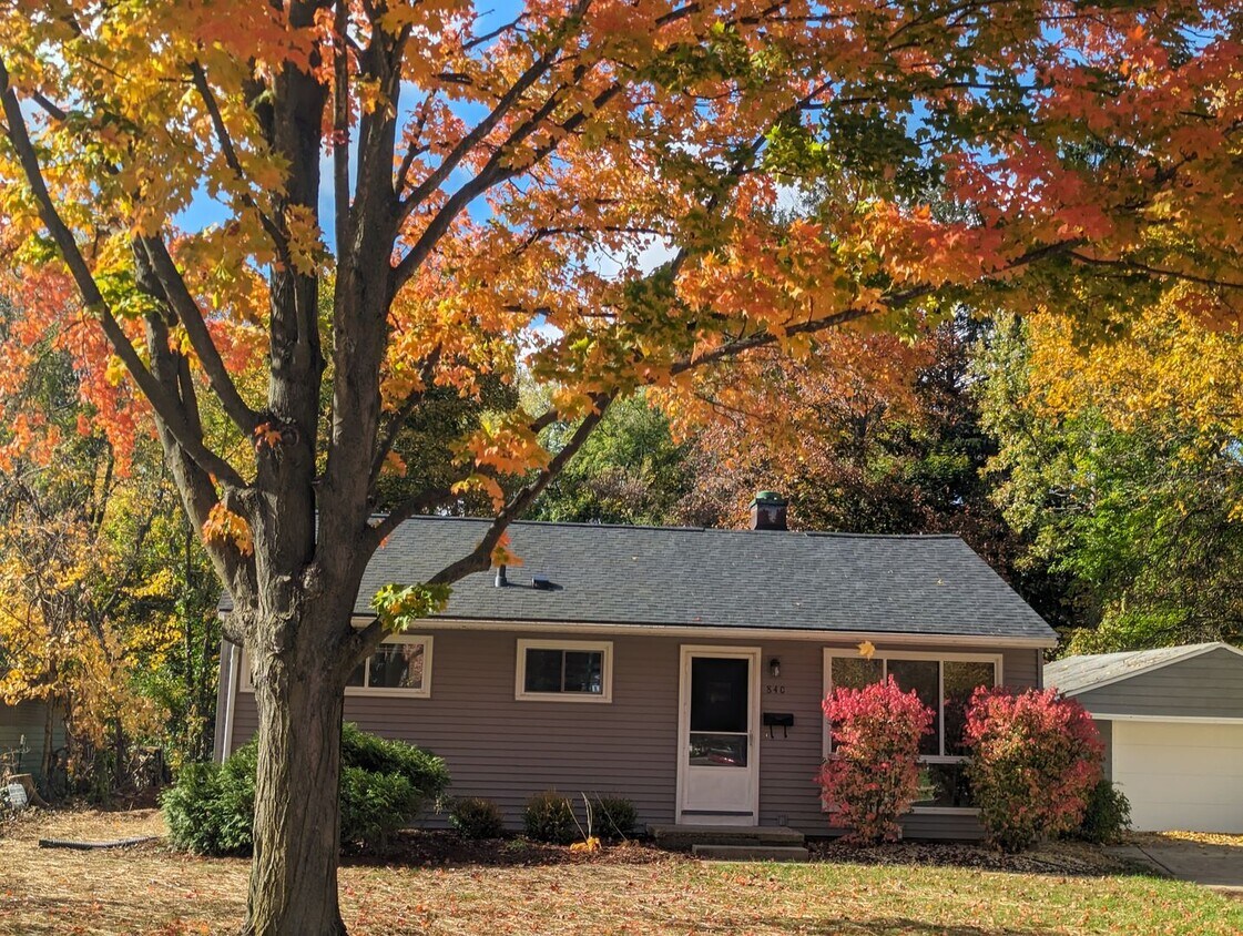 Foto principal - Three Bedroom One and a Half Bath in Lesli...