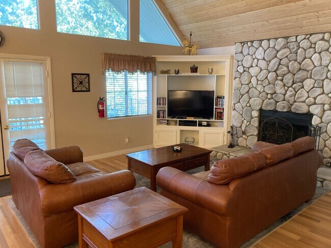 Foto del edificio - Location! Location! Terrific Four bedroom Three Bath Home with Two Car Garage including Lake Rights!