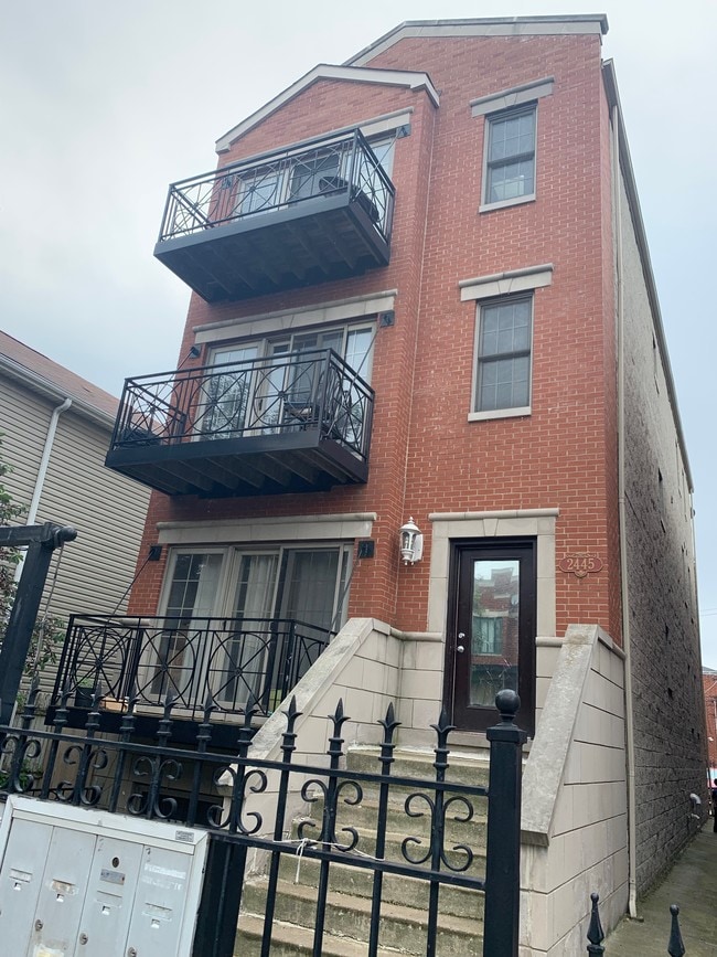 Building Exterior - 2445 W Polk St
