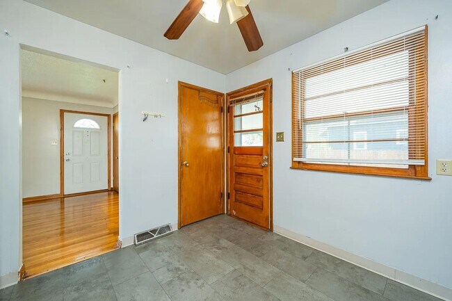 Foto del edificio - Gorgeous hardwood floors!