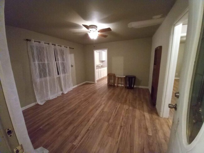 SALA DE ESTAR - 409 Belmont Ave