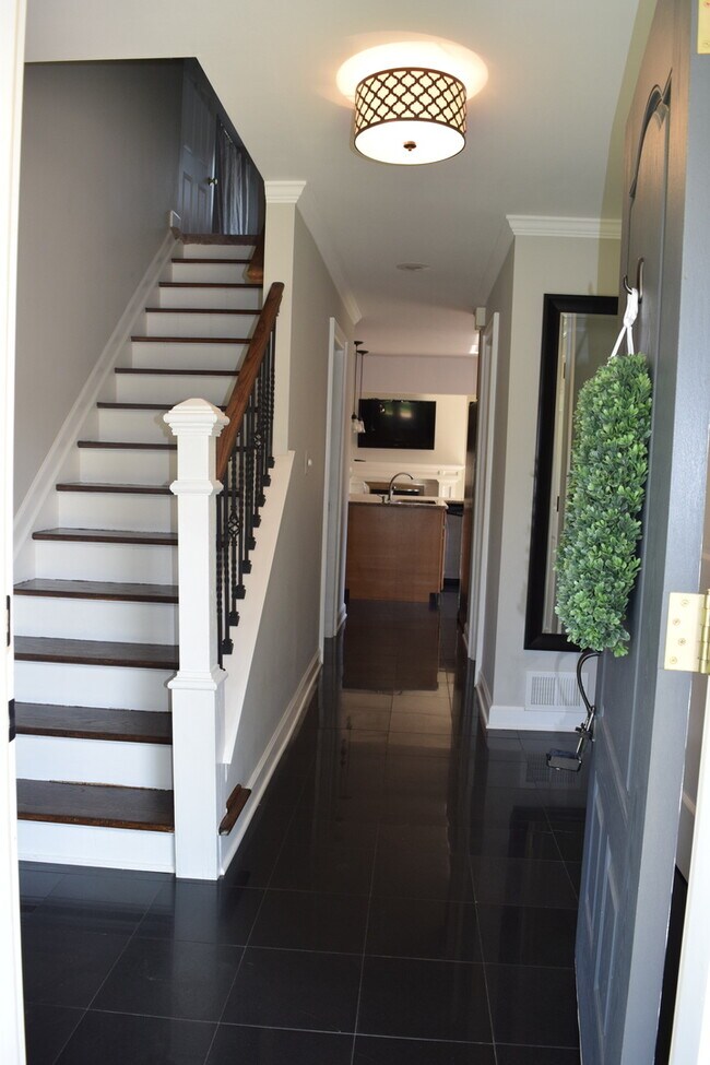 Foto del edificio - BEAUTIFULLY RENOVATED AND SPACIOUS COLONIA...