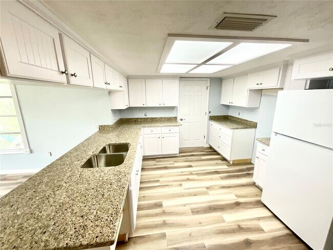 Foto del edificio - 7420 Astor Dr