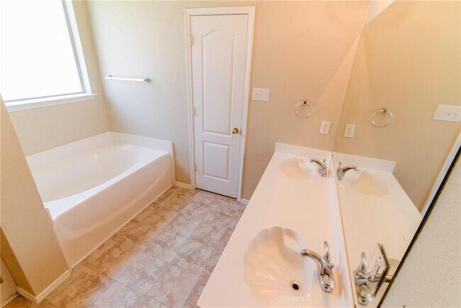 Building Photo - 447 Maple Grove Dr