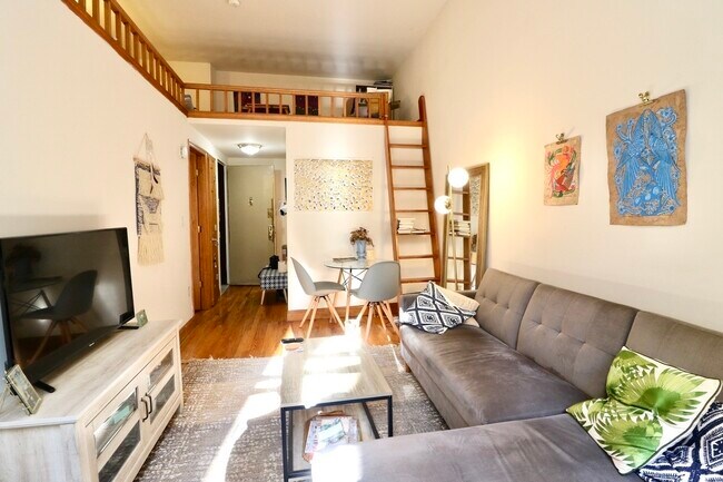 Building Photo - 273 W 73rd St