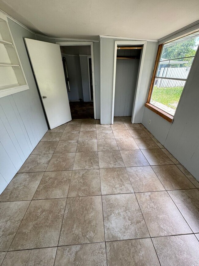 Foto del edificio - 3BR/2BA Zephyrhills Home with 2 Sheds, Lar...