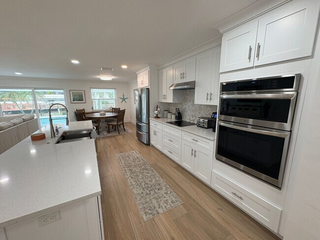 Foto del edificio - Beautifully Furnished Pool Home with Boat ...