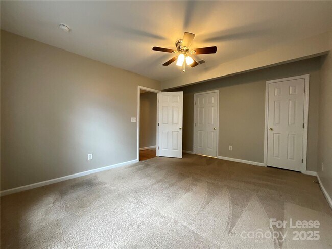 Building Photo - 15626 King Louis Ct