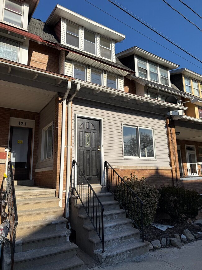 Building Photo - 133 S 15th St