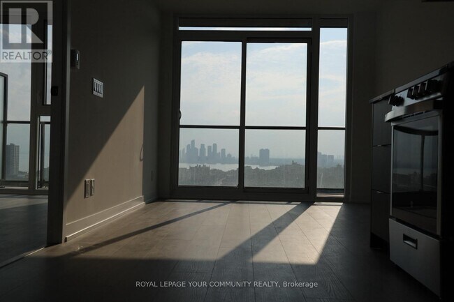 Building Photo - 285-1285 Dufferin St