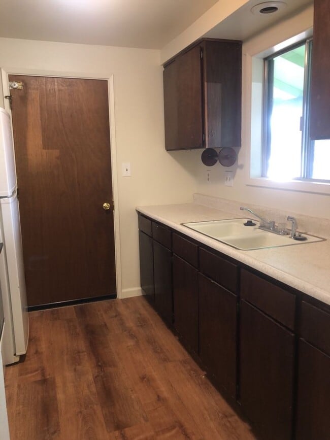 Building Photo - Spacious 3 Bedroom Home with Retro Charm!