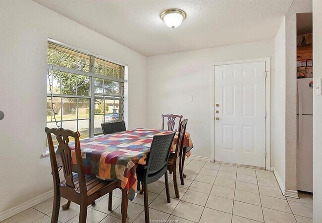 Building Photo - 914 Crepe Myrtle St