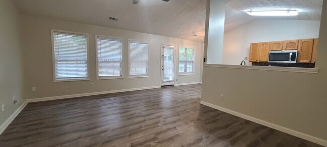 Foto del edificio - Available now 3 bed/2bath ranch Fenced in ...
