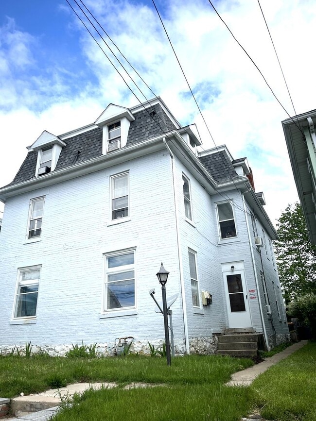 Building Photo - Updated 1 Bed / 1 Bath Second-Floor Apartm...