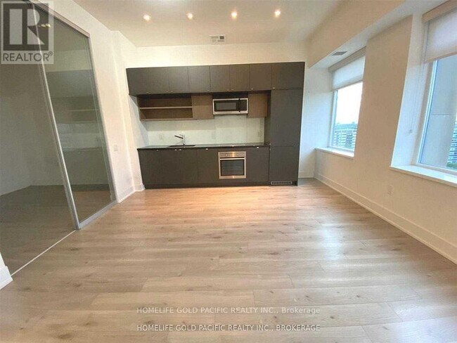 Photo du bâtiment - 111 St Clair Ave W