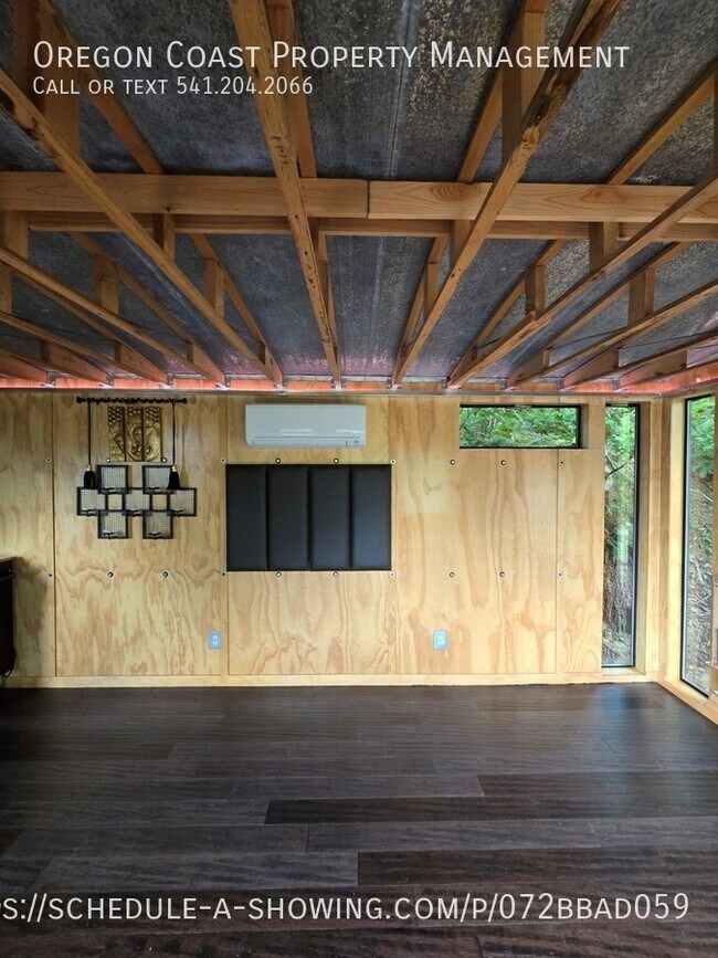 Foto del edificio - 1645 Deer Pl