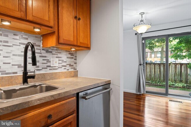 Foto del edificio - 6543 Overheart Ln