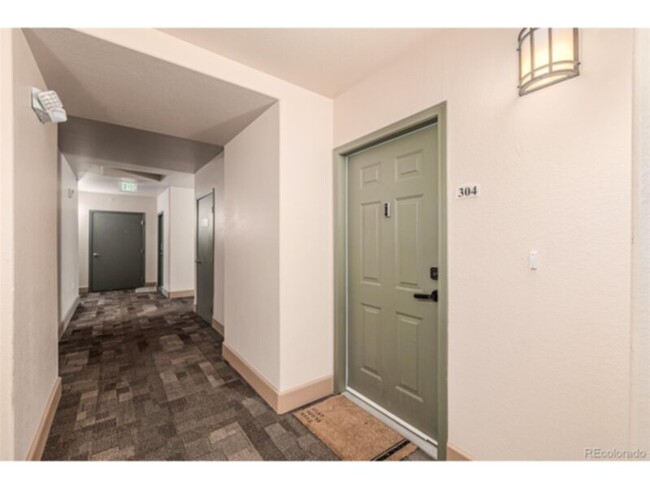 Building Photo - Beautiful 1 bedroom 1 bathroom Condo in th...