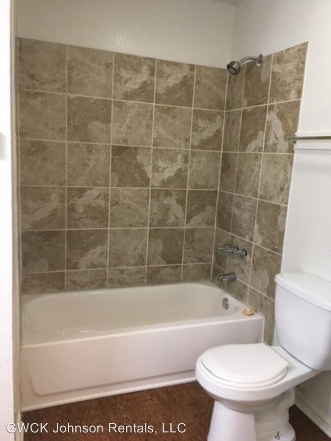 Building Photo - 3 br, 1.5 bath Apartment - 1017A Summercrest
