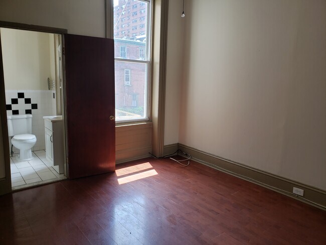Building Photo - 2034 Chestnut St