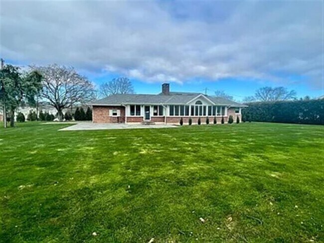 Building Photo - EASY RANCH LIVING..