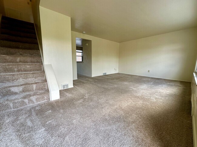Foto del edificio - Spacious 2BR Townhome in Plum - Central AC...
