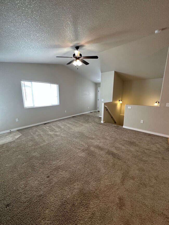 Foto del edificio - 2 BEDROOM, 2 BATHROOM TOWNHOUSE WITH 2 CAR...