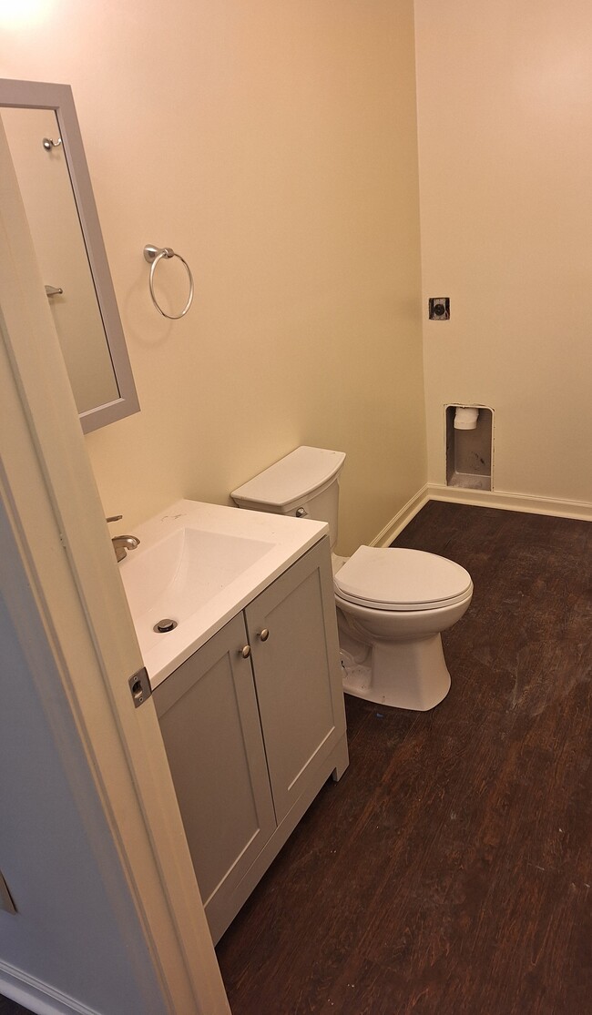 Building Photo - 1900 Mallinckrodt St